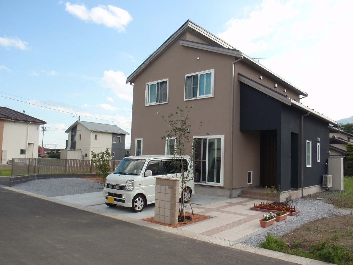 より建物が映えるお庭 シンプルでオシャレなアプローチと駐車スペースの施工例です 岡谷市の庭づくり 外構 ガーデニングの専門店