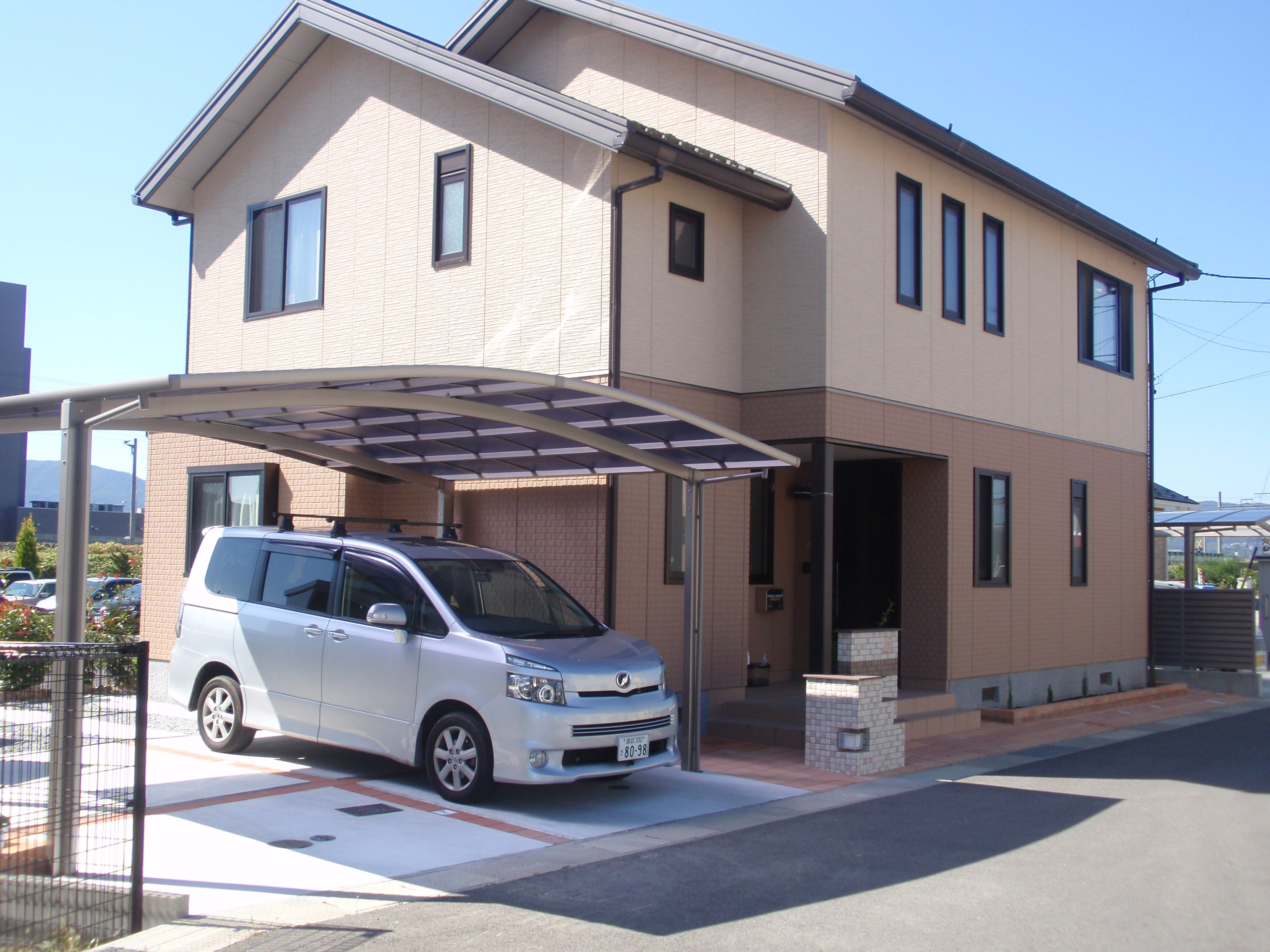 使いやすい駐車スペースと タイル貼りのおしゃれな門袖の施工例です 岡谷市の庭づくり 外構 ガーデニングの専門店