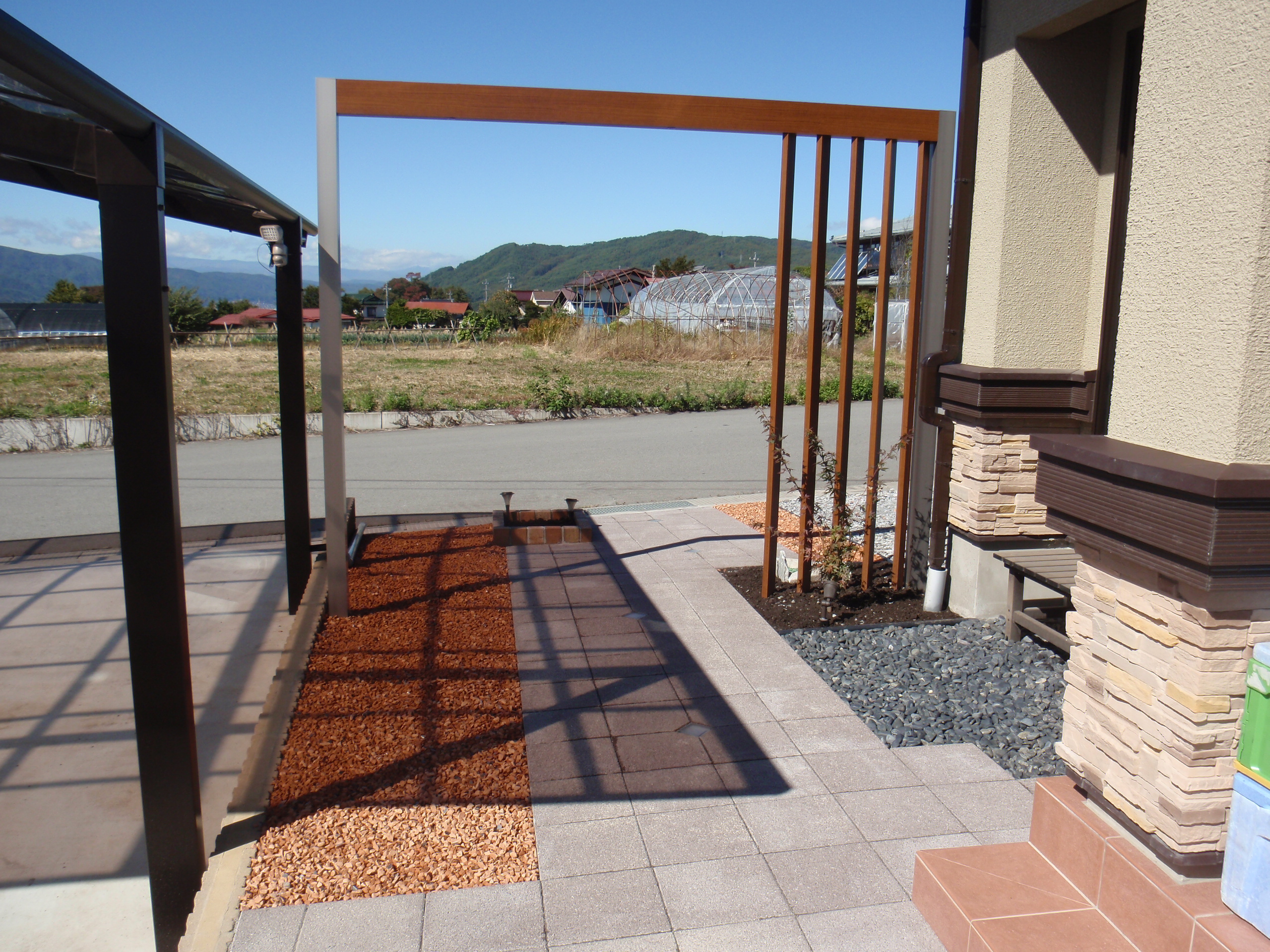 夜もきれいで安全なアプローチ