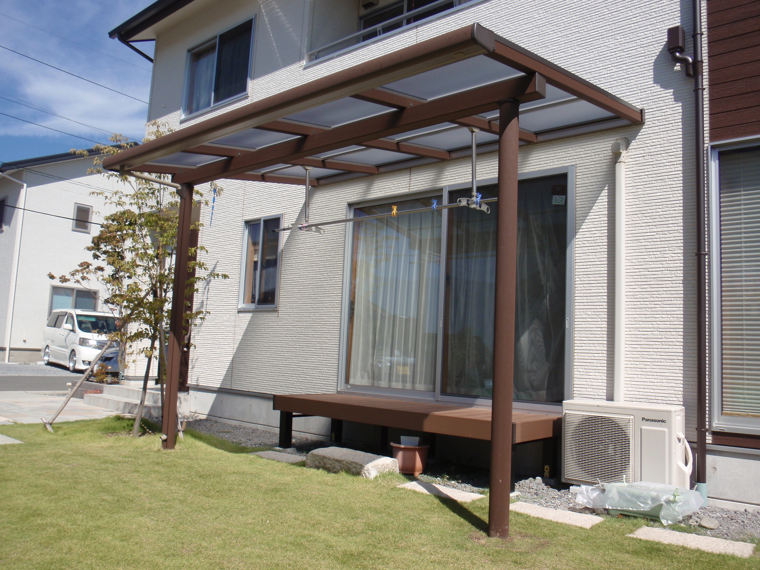 おしゃれなテラス屋根の施工例です お家まわりのリフォーム屋さん 岡谷市の庭づくり 外構 ガーデニングの専門店