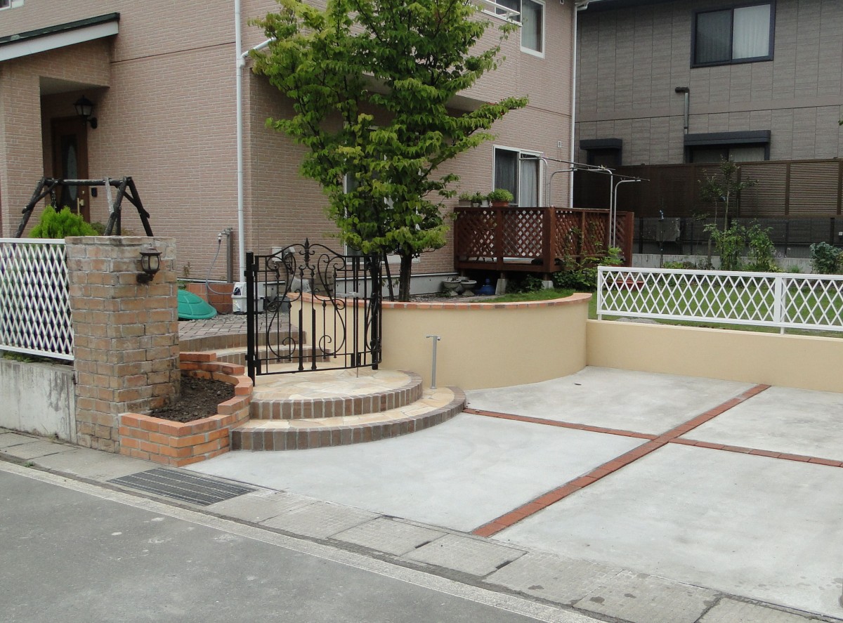 ちょっぴり南欧風のオシャレな門まわり 駐車場の施工例です 岡谷市の庭づくり 外構 ガーデニングの専門店