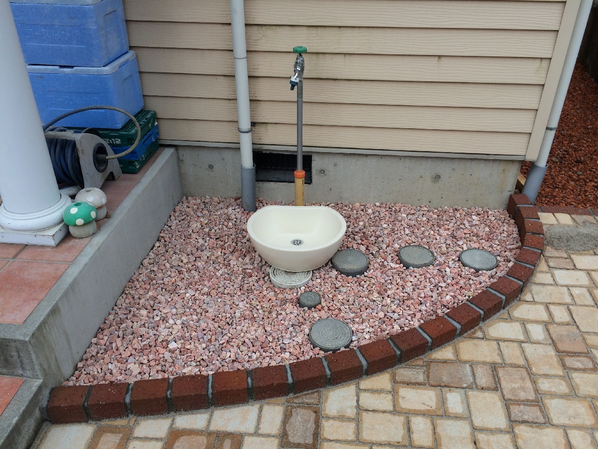 洋風な建物にピッタリの白いガーデンルームが完成しました 岡谷市の庭づくり 外構 ガーデニングの専門店