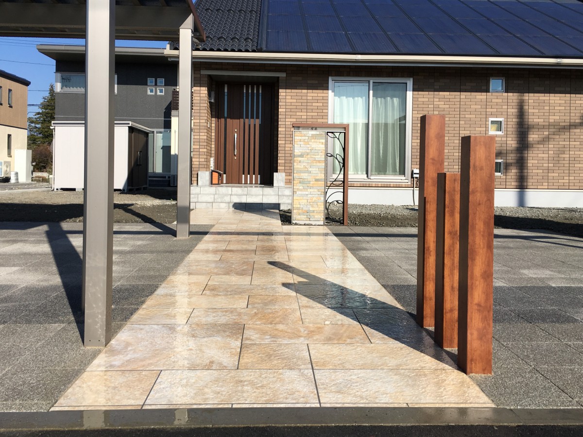 おしゃれなゲートとタイル貼りのアプローチ 駐車場が完成 岡谷市の庭づくり 外構 ガーデニングの専門店
