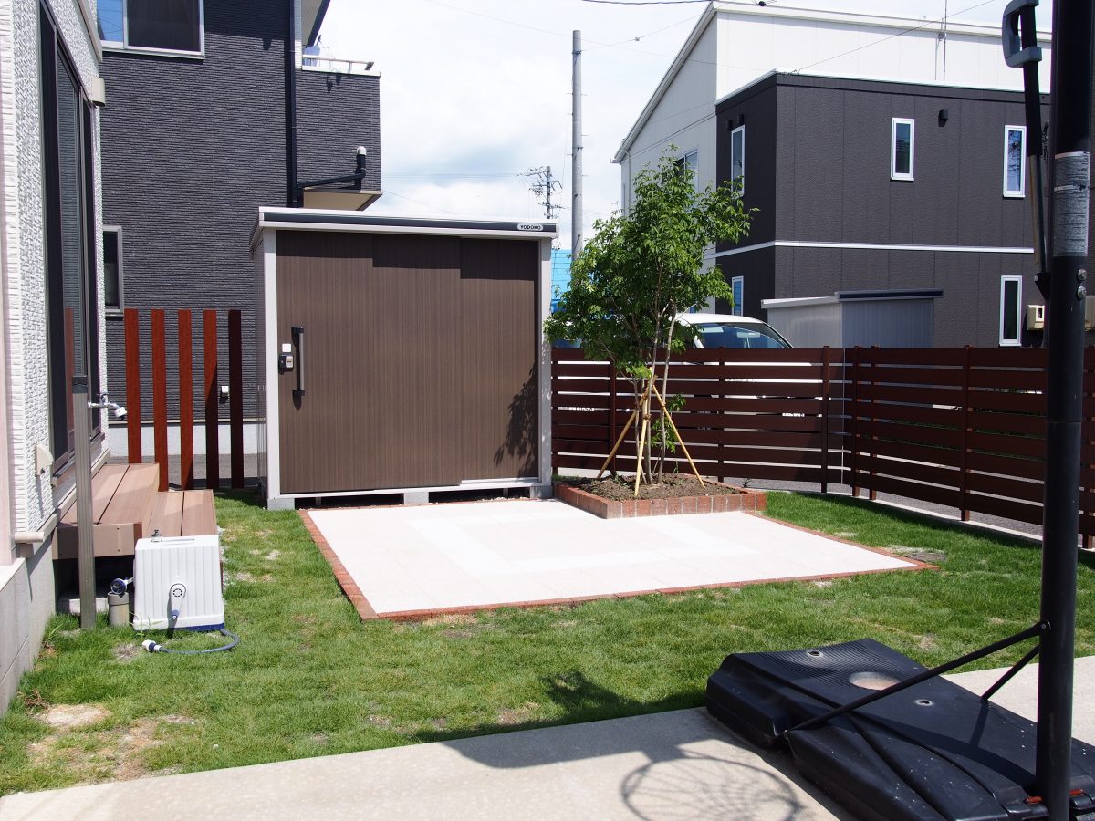 雑草対策に困っていたお庭と使えていなかったテラスがこんなに素敵に